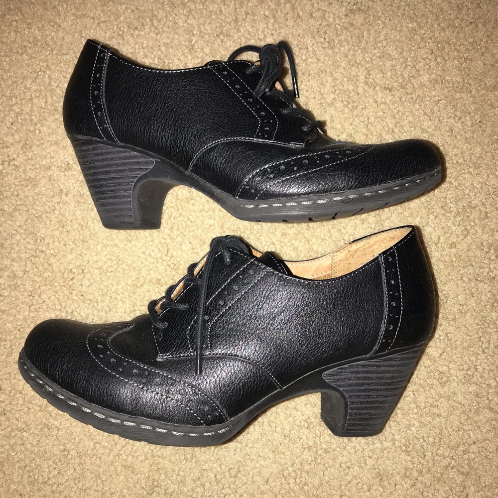 Jaclyn Smith Black wing-tip design dress shoe